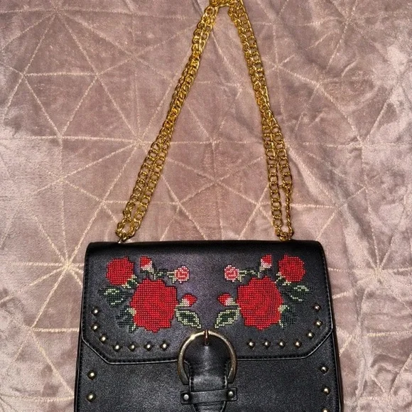 Chic Black Floral Bag with Gold Chain - Picture 1 of 4